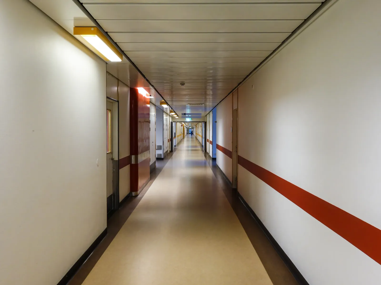 Pasillo de una planta hospitalaria, sin ocupantes.