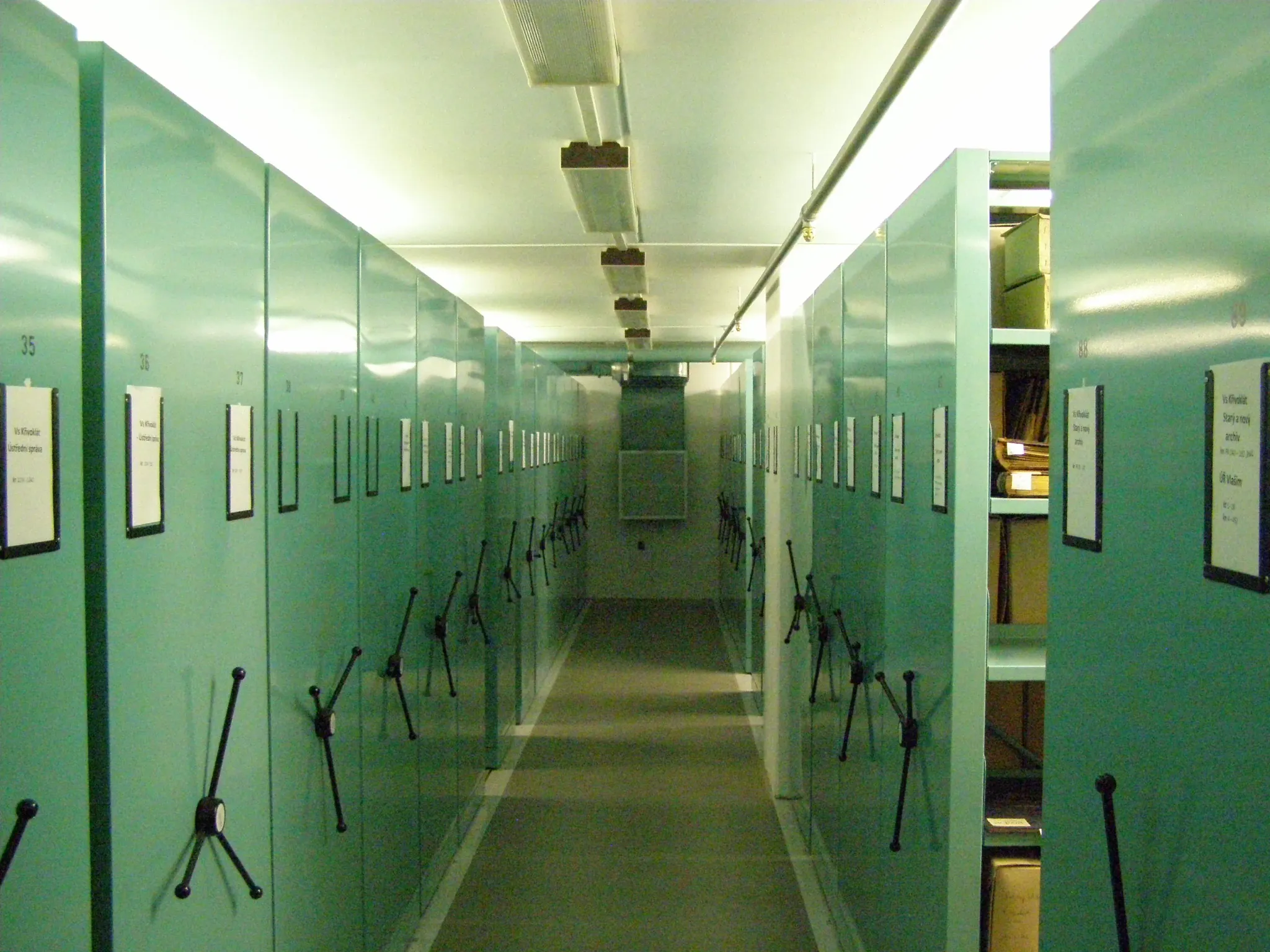 Archivo de expedientes en estanterías compactas